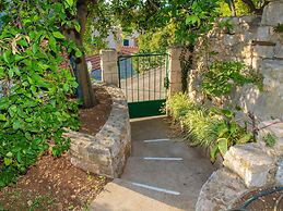 Romantic Apartment With big Garden and Grill