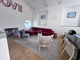 Quirky Seaside Family Cottage, Walk to the Waves!