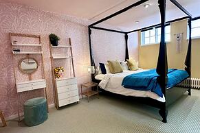 Quirky Seaside Family Cottage, Walk to the Waves!