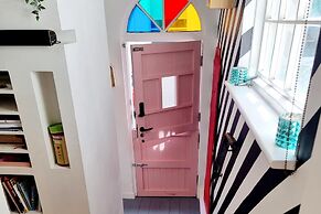 Quirky Seaside Family Cottage, Walk to the Waves!