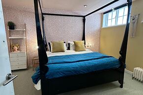 Quirky Seaside Family Cottage, Walk to the Waves!