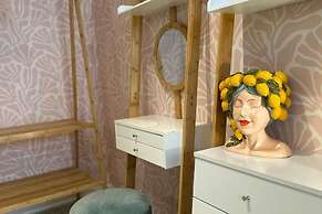 Quirky Seaside Family Cottage, Walk to the Waves!