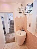 Quirky Seaside Family Cottage, Walk to the Waves!