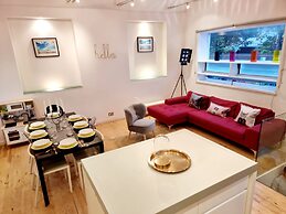 Quirky Seaside Family Cottage, Walk to the Waves!