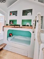 Quirky Seaside Family Cottage, Walk to the Waves!