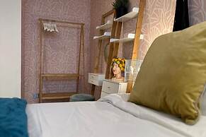 Quirky Seaside Family Cottage, Walk to the Waves!