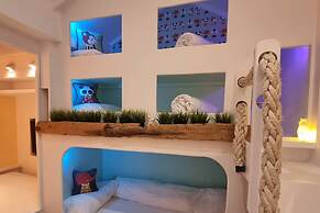 Quirky Seaside Family Cottage, Walk to the Waves!