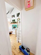 Quirky Seaside Family Cottage, Walk to the Waves!