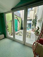 Quirky Seaside Family Cottage, Walk to the Waves!