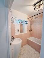 Quirky Seaside Family Cottage, Walk to the Waves!