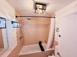 Quirky Seaside Family Cottage, Walk to the Waves!