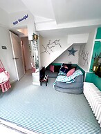 Quirky Seaside Family Cottage, Walk to the Waves!