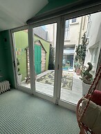 Quirky Seaside Family Cottage, Walk to the Waves!