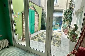 Quirky Seaside Family Cottage, Walk to the Waves!