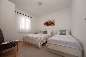 Spacious Apartment w. Balcony, big Garden & Grill