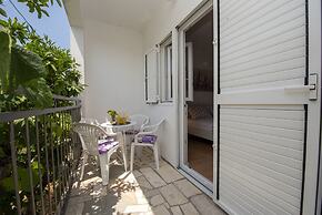 Spacious Apartment w. Balcony, big Garden & Grill