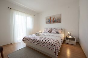 Spacious Apartment w. Balcony, big Garden & Grill