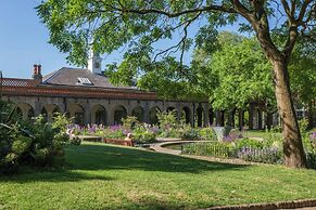 Somerset Square by Onefinestay