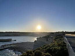 Sunset Modern Apt - Near Beach, Wifi & Cable TV