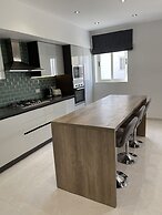 Sunset Modern Apt - Near Beach, Wifi & Cable TV