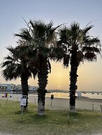 Sunset Modern Apt - Near Beach, Wifi & Cable TV