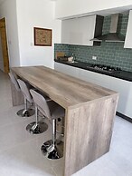 Sunset Modern Apt - Near Beach, Wifi & Cable TV