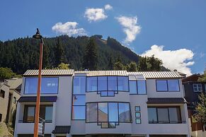 Queenstown House Lakeside Apartments