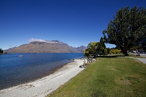 Queenstown House Lakeside Apartments