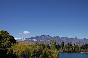 Queenstown House Lakeside Apartments