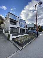 Queenstown House Lakeside Apartments