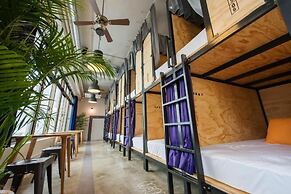 Kalakaua Inn The Kitchen Hostel Ao