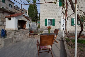 Modern apt With Large Garden & Parking in Center