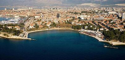 Modern apt With Large Garden & Parking in Center