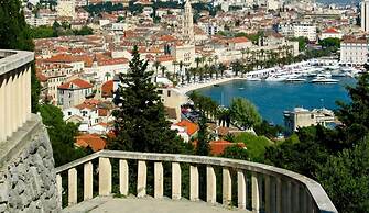 Modern apt With Large Garden & Parking in Center