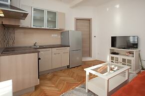 Modern apt With Large Garden & Parking in Center