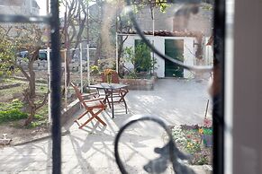 Modern apt With Large Garden & Parking in Center