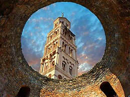 Modern apt With Large Garden & Parking in Center