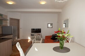 Modern apt With Large Garden & Parking in Center