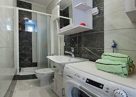 Modern apt With Large Garden & Parking in Center