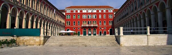 Modern apt With Large Garden & Parking in Center