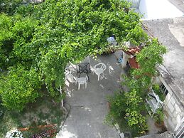 Modern apt With Large Garden & Parking in Center