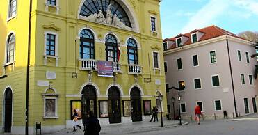 Modern apt With Large Garden & Parking in Center