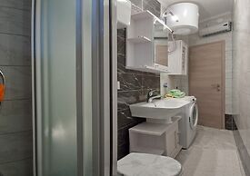 Modern apt With Large Garden & Parking in Center