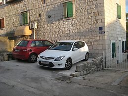 Modern apt With Large Garden & Parking in Center