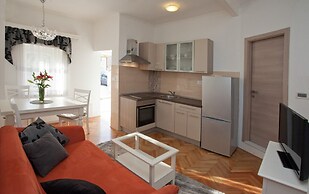 Modern apt With Large Garden & Parking in Center