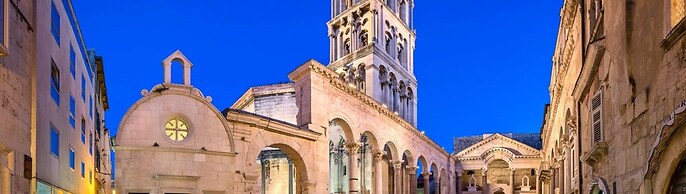 Modern apt With Large Garden & Parking in Center