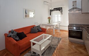 Modern apt With Large Garden & Parking in Center