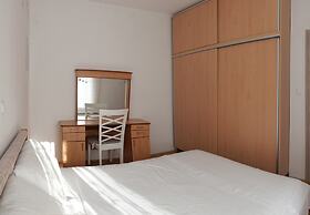 Modern apt With Large Garden & Parking in Center