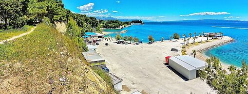 Modern apt With Large Garden & Parking in Center