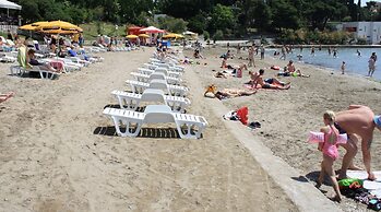 Modern apt With Large Garden & Parking in Center